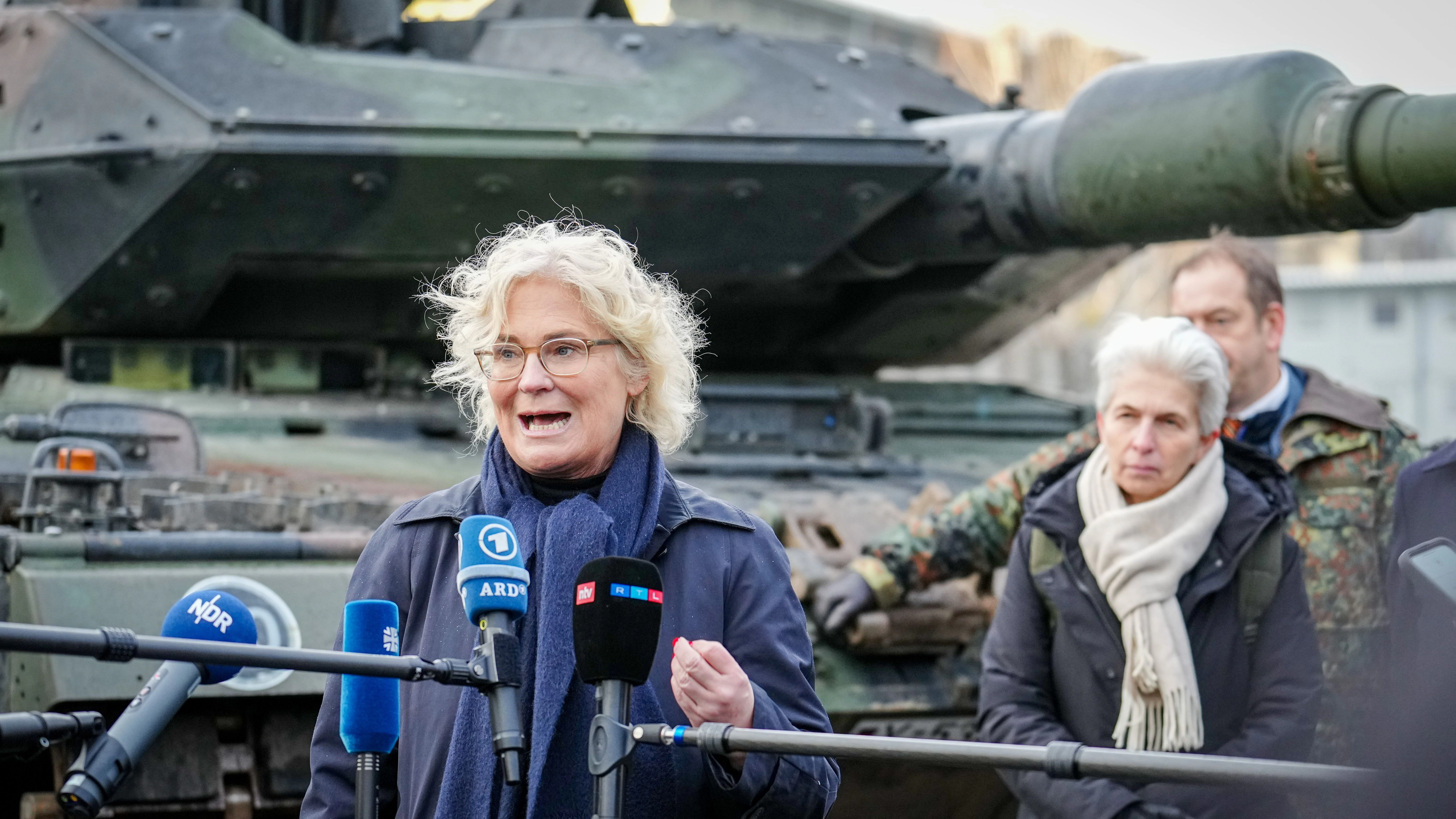 Christine Lambrecht (SPD), Bundesministerin der Verteidigung, soll falsche Waffen an die Ukraine geliefert haben.