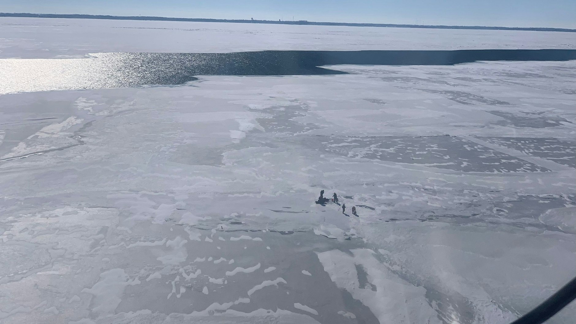 Auf dem Eriesee hatte sich eine Eisscholle gelöst. Auf ihr befanden sich Menschen.
