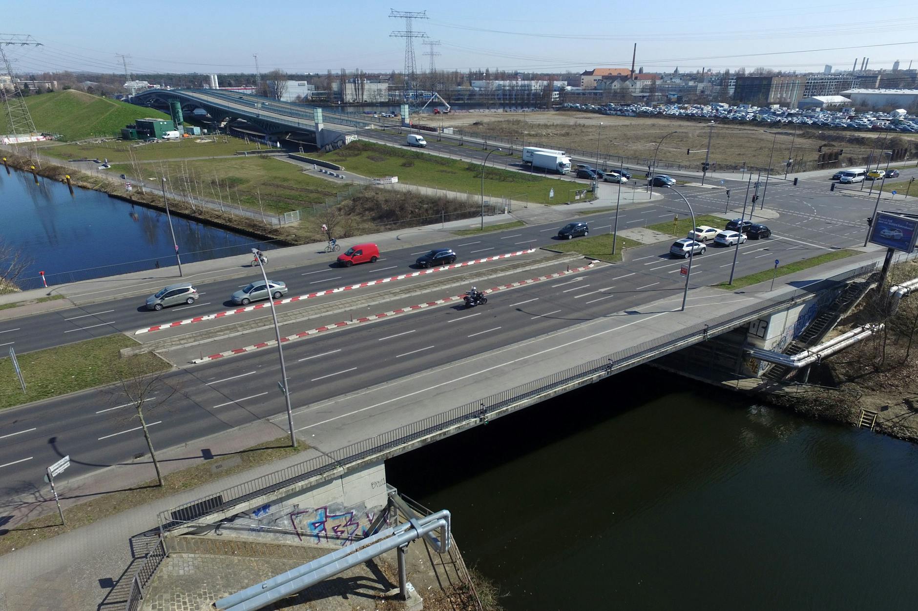Ein wichtiger Teil des Straßennetzes im Südosten von Berlin. Die Marggraffbrücke führt die Köpenicker Landstraße über den Britzer Verbindungskanal nach Niederschöneweide.
