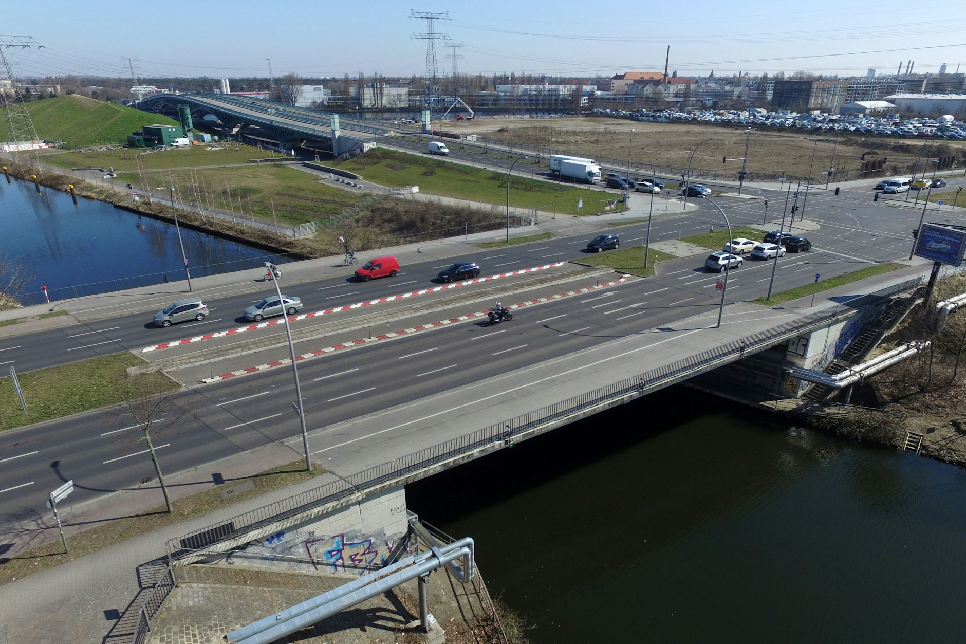 Ein wichtiger Teil des Straßennetzes im Südosten von Berlin. Die Marggraffbrücke führt die Köpenicker Landstraße über den Britzer Verbindungskanal nach Niederschöneweide.