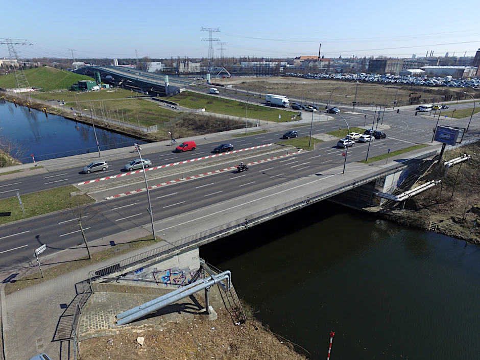 Ein wichtiger Teil des Straßennetzes im Südosten von Berlin. Die Marggraffbrücke führt die Köpenicker Landstraße über den Britzer Verbindungskanal nach Niederschöneweide.