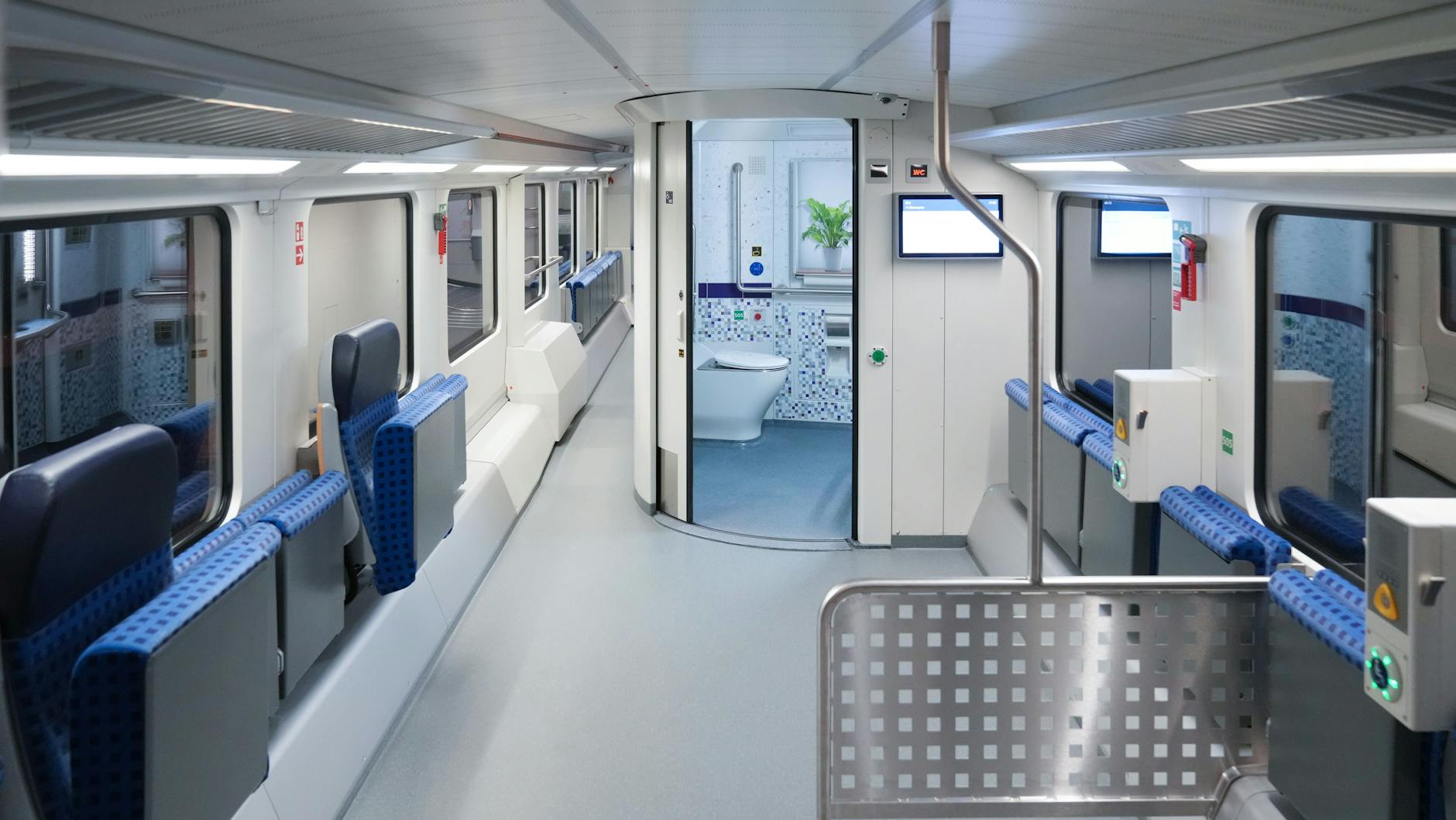 Ein Blick ins Mehrzweckabteil für Fahrgäste mit großem Gepäck, Rollstuhl, Rollator oder Fahrrad.