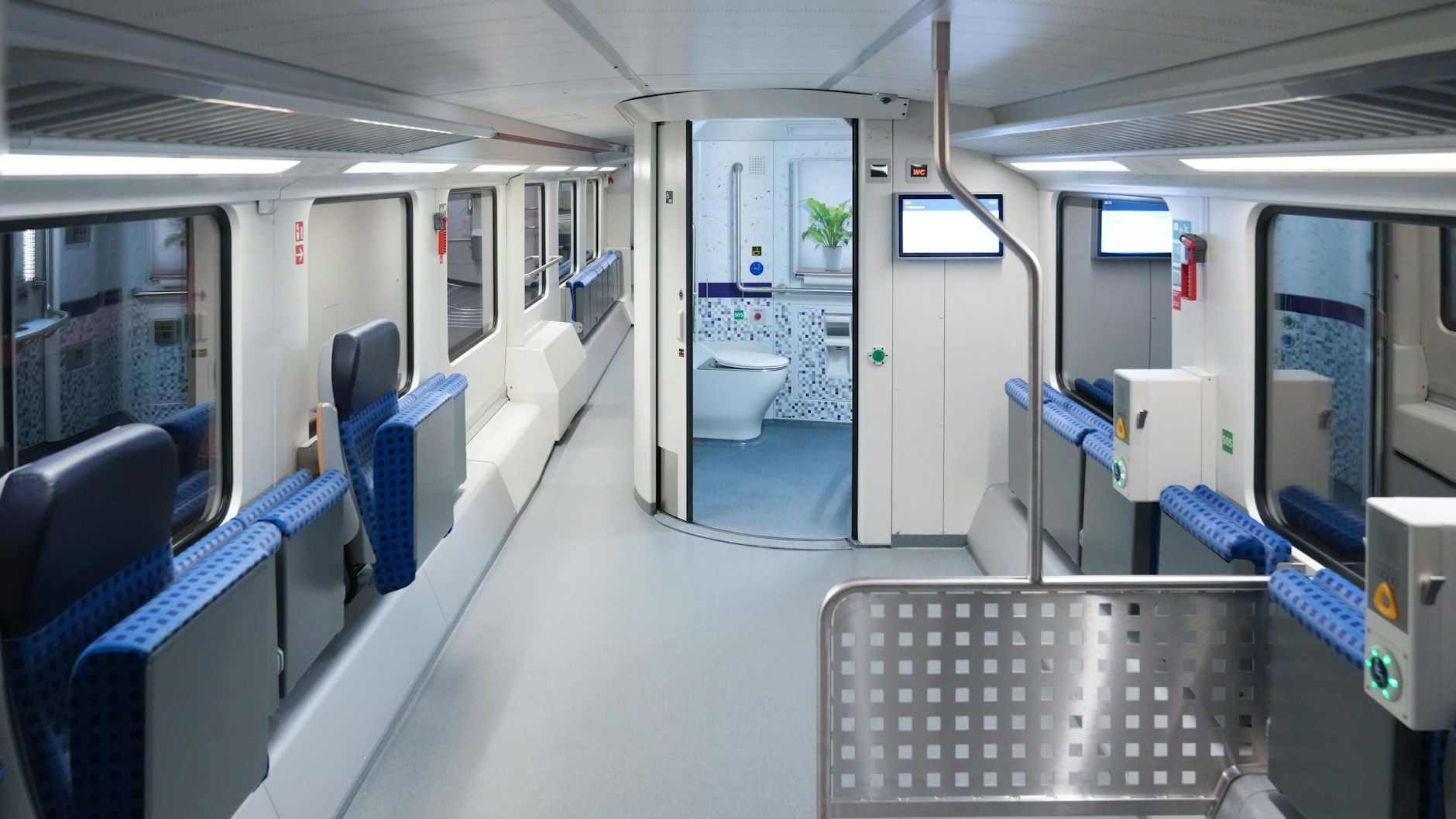 Ein Blick ins Mehrzweckabteil für Fahrgäste mit großem Gepäck, Rollstuhl, Rollator oder Fahrrad.