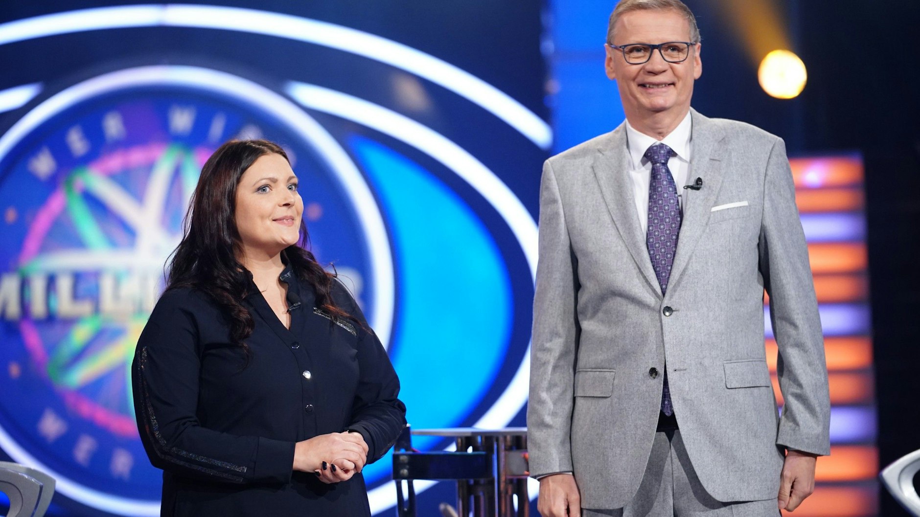 Günther Jauch mit Kandidatin Linda Schumacher-Gernth im Studio von Wer wird Millionär.