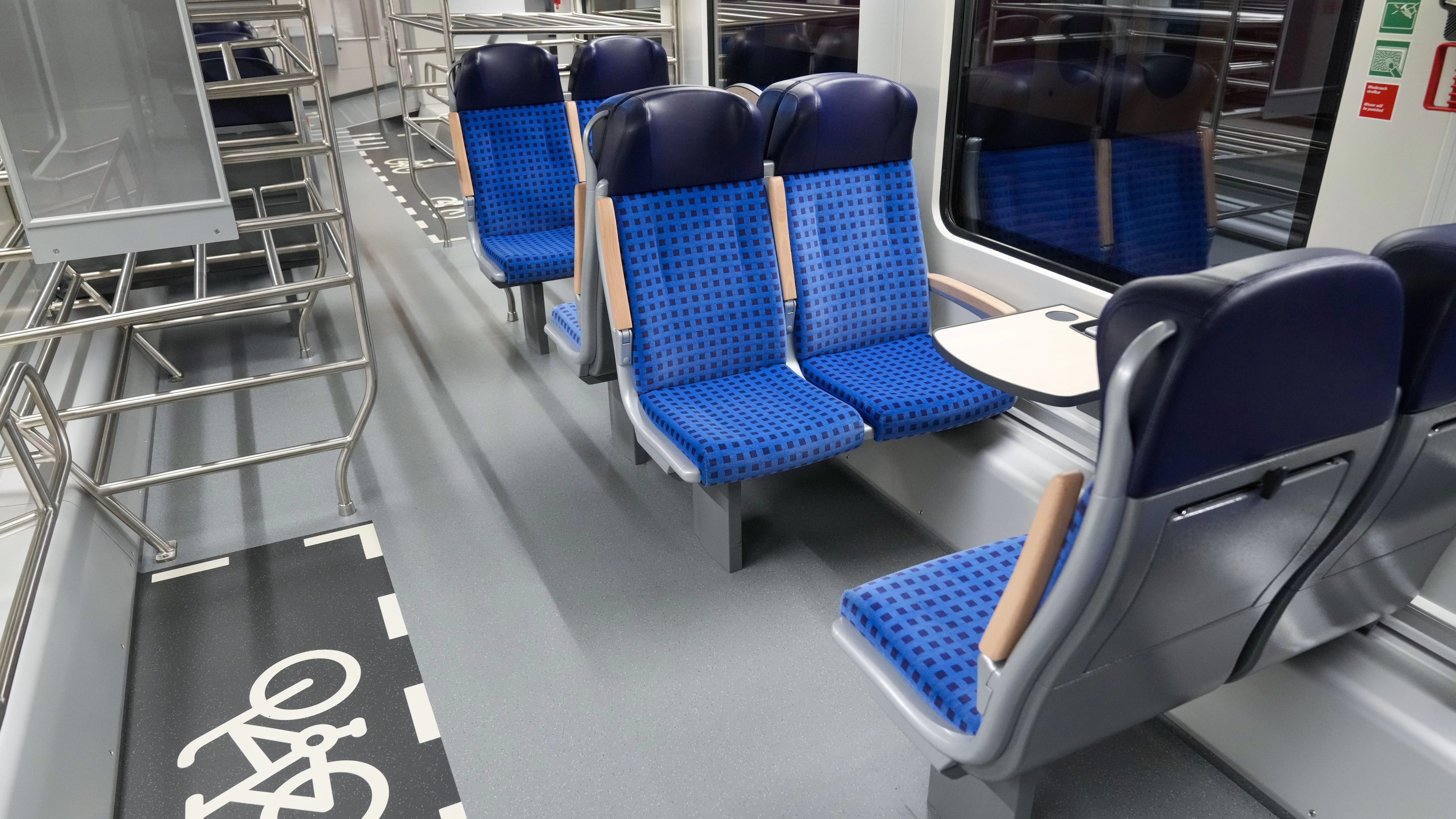 Ein Blick in den künftigen Flughafen-Express. Im Werk Wittenberge lässt DB Regio Nordost 145 Doppelstockwagen modernisieren. Die Fahrzeuge für den Verkehr zum BER bekommen große Gepäckablagen.