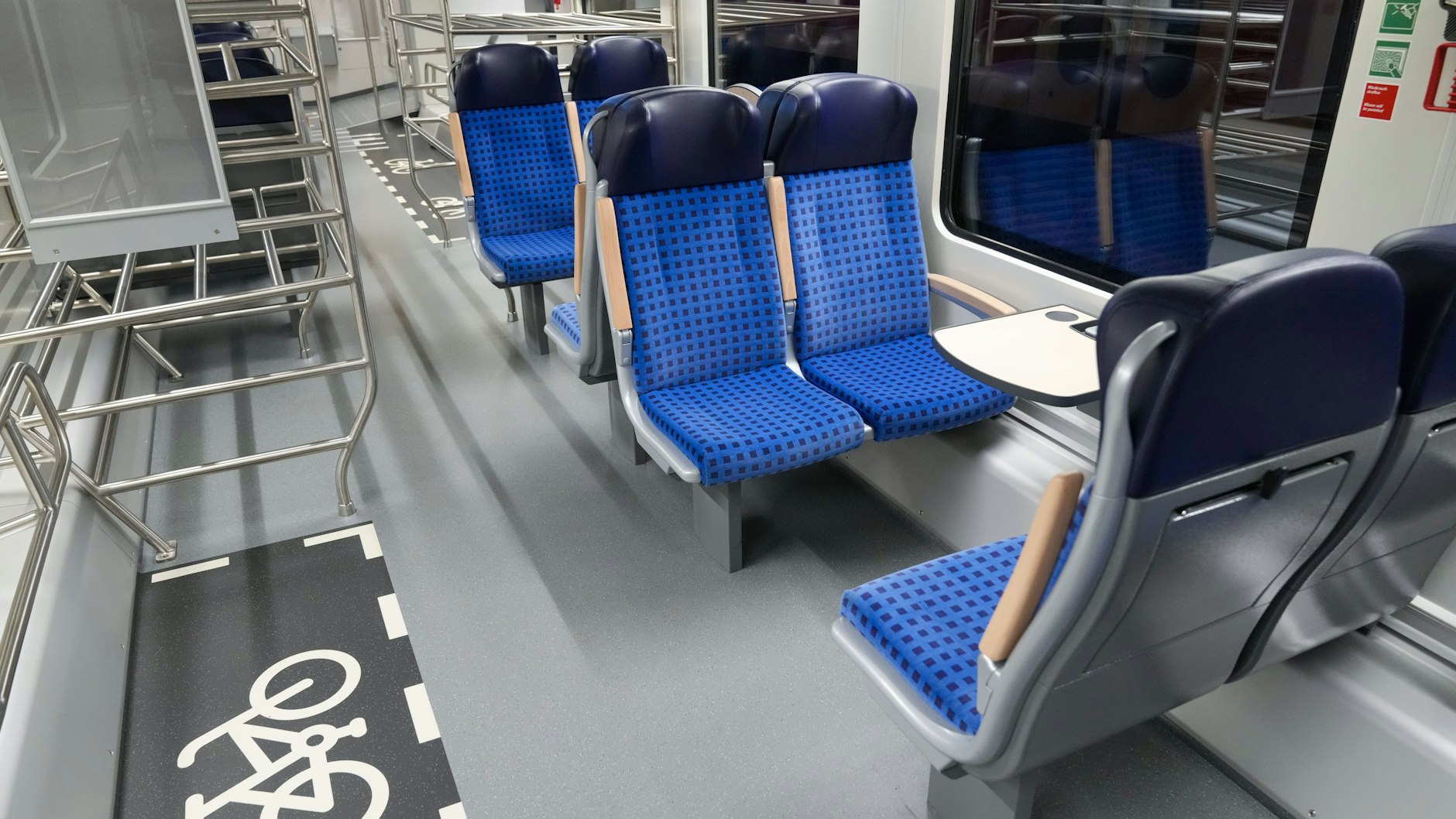 Ein Blick in den künftigen Flughafen-Express. Im Werk Wittenberge lässt DB Regio Nordost 145 Doppelstockwagen modernisieren. Die Fahrzeuge für den Verkehr zum BER bekommen große Gepäckablagen.