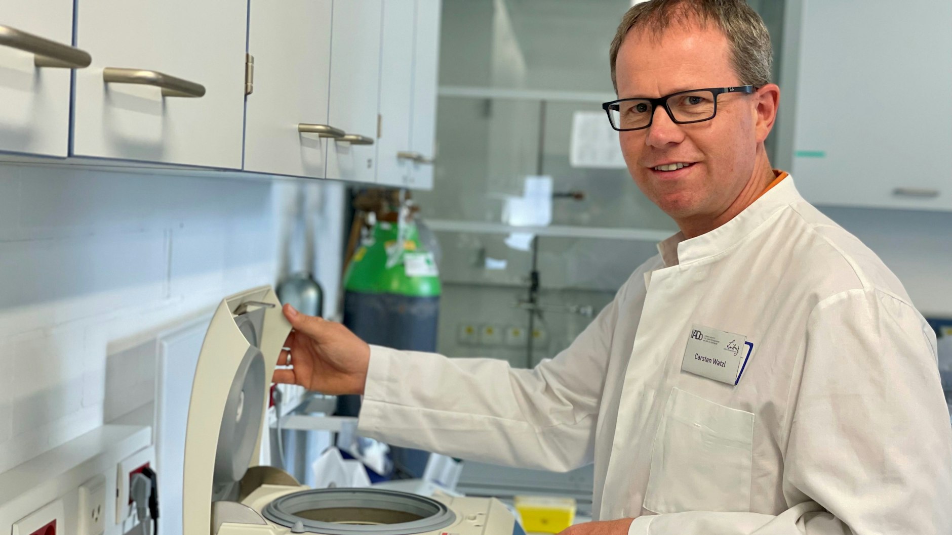 Der Immunologe Carsten Watzl ist der Meinung, dass drei Impfdosen mit den bisherigen Impfstoffen ausreichen.