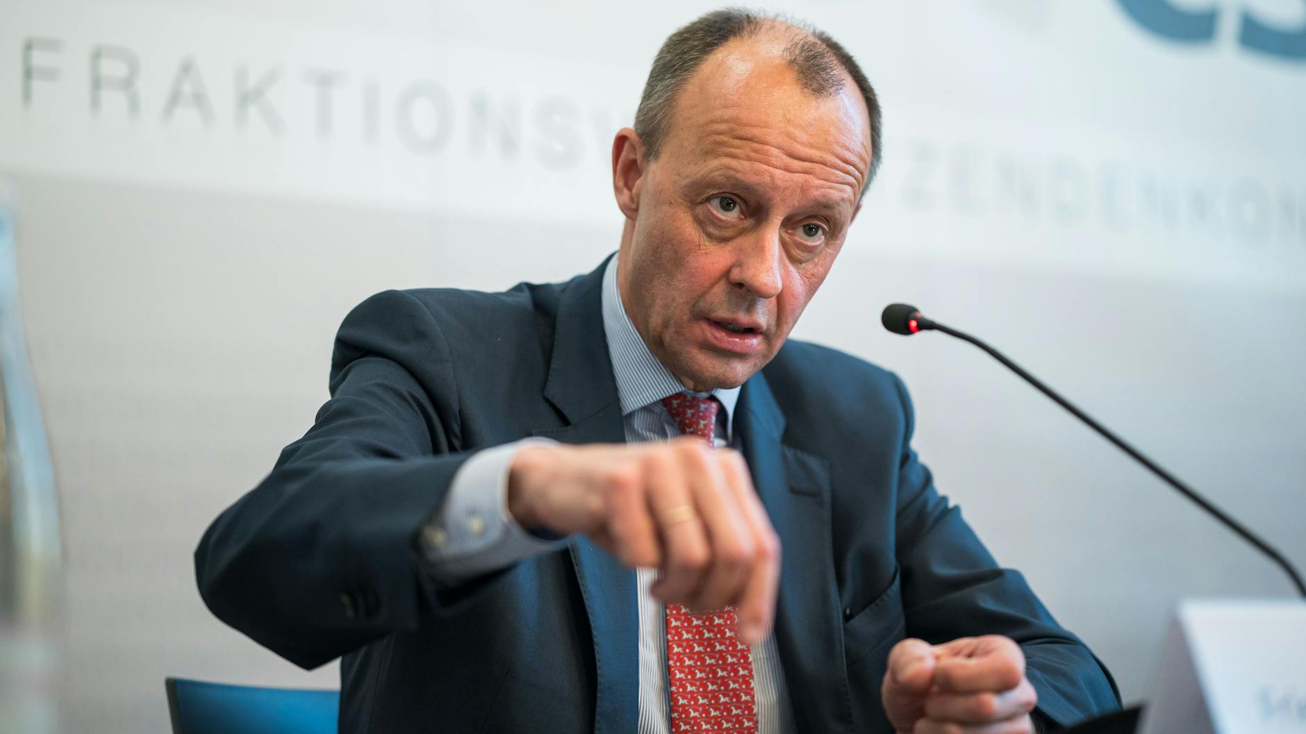 Der neue CDU-Bundeschef Friedrich Merz spricht am Montag auf einer Pressekonferenz nach der CDU/CSU-Fraktionsvorsitzendenkonferenz.
