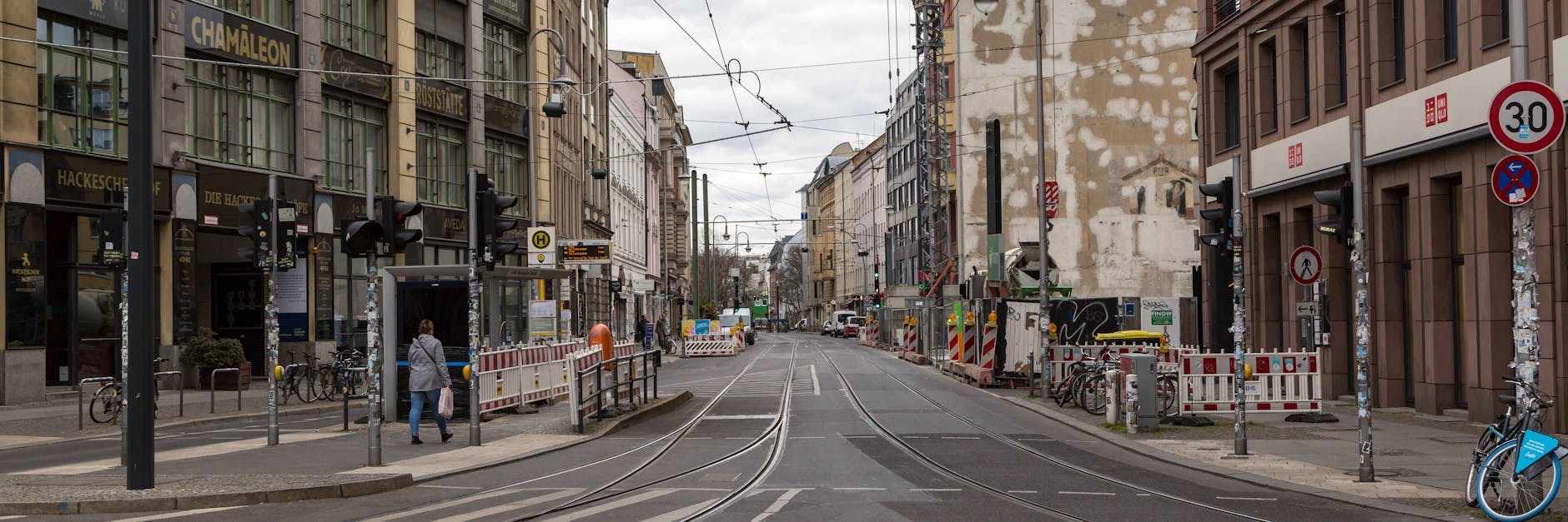 Keine Autos am Hackeschen Markt währen des ersten Corona-Lockdowns. So könnte es zukünftig dauerhaft aussehen.