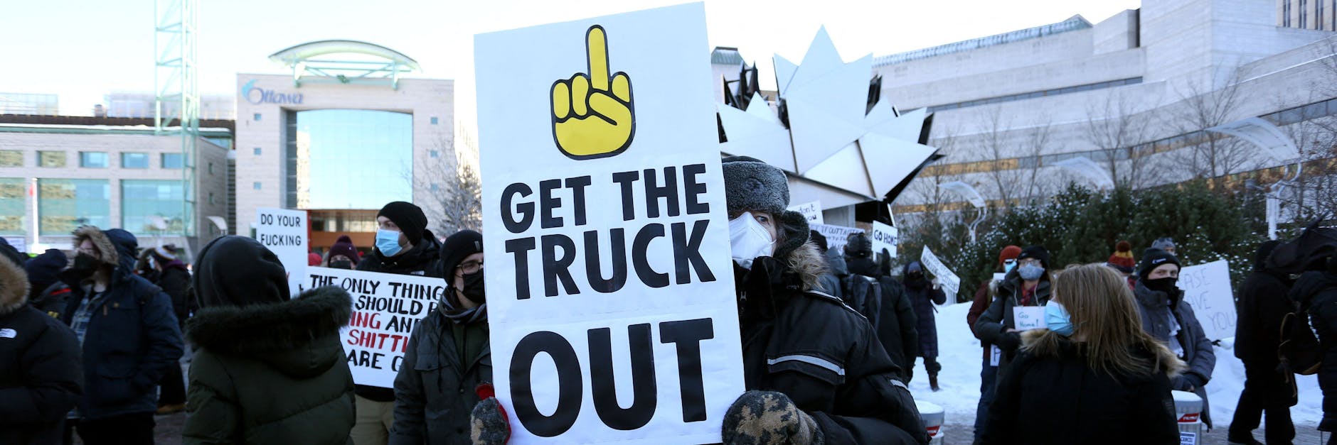 Mit einem eindeutigen Plakat verlangt ein Bewohner Ottawas, die gegen die Corona-Maßnahmen demonstrierenden Lkw-Fahrer mögen aus der Stadt verschwinden.