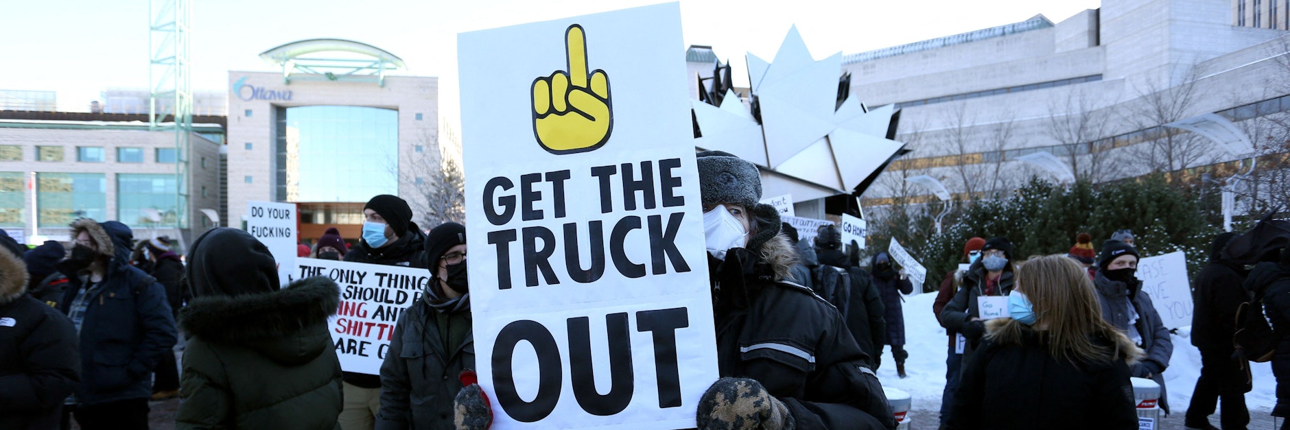 Mit einem eindeutigen Plakat verlangt ein Bewohner Ottawas, die gegen die Corona-Maßnahmen demonstrierenden Lkw-Fahrer mögen aus der Stadt verschwinden.