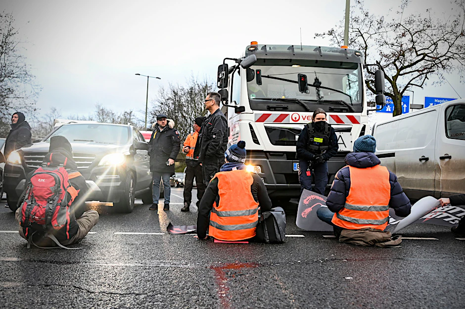 Die Ausfahrt Messedamm wird blockiert.
