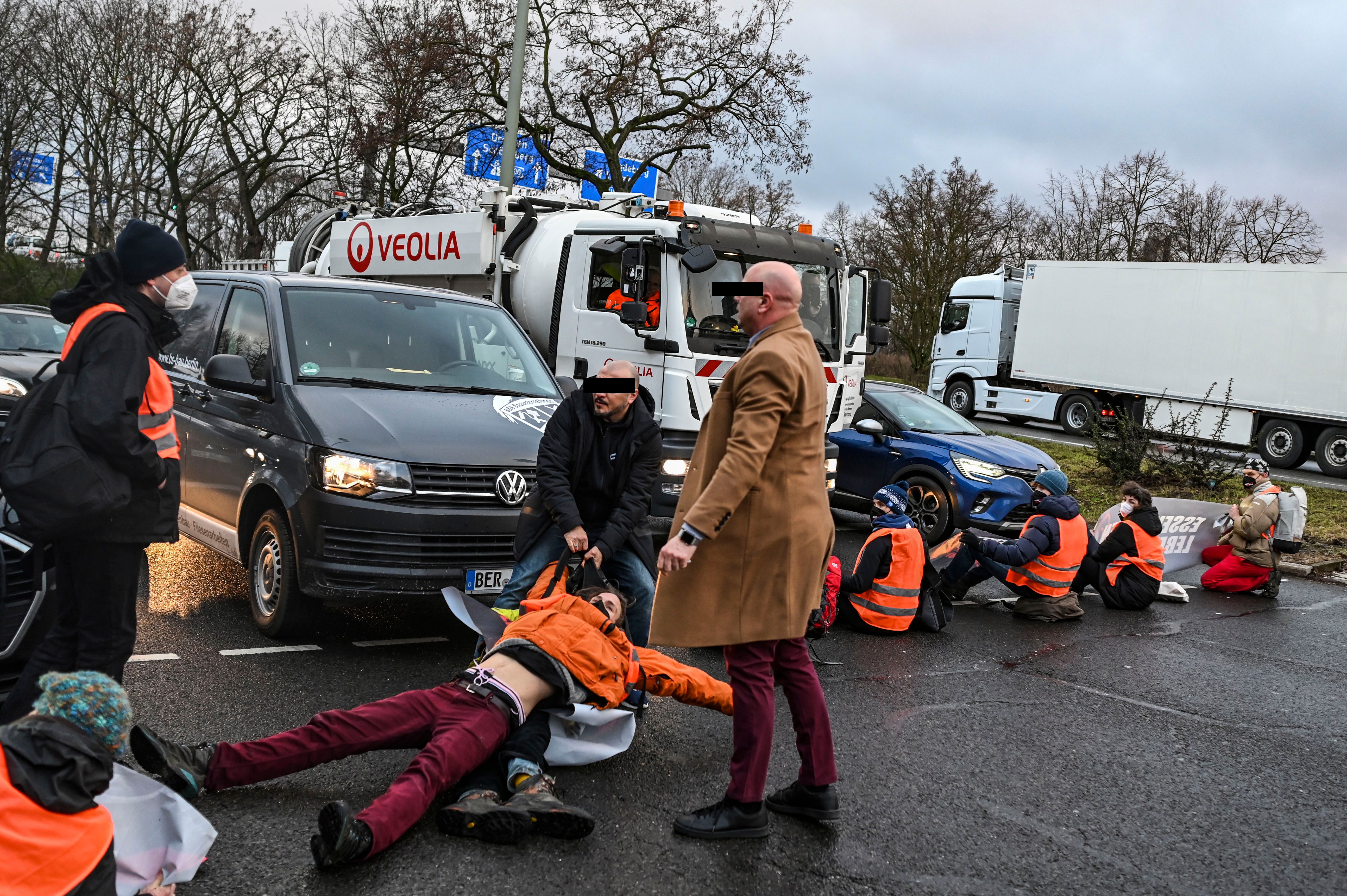 Selbstjustiz! Hier zerren Autofahrer Demonstranten eigenhändig von der Straße – mit Video!