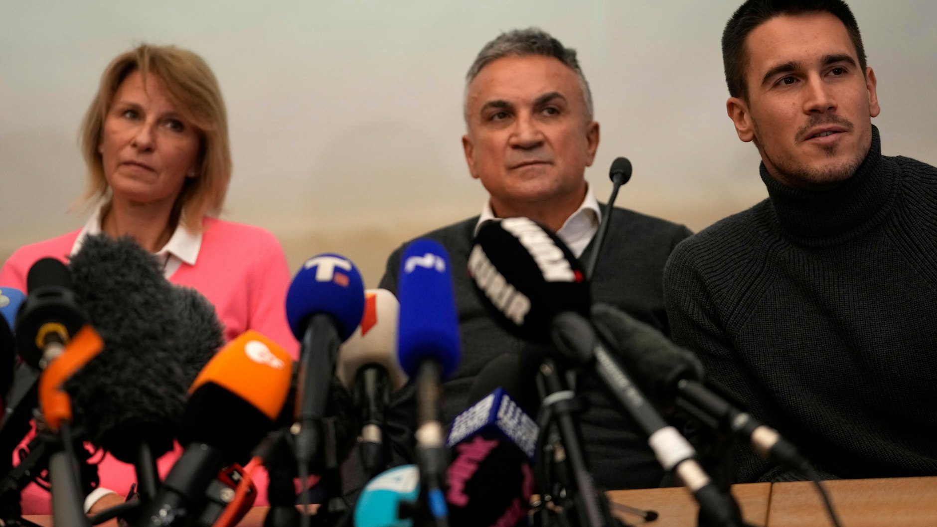Novak Djokovics Mutter Dijana, Papa Srdjan und Bruder Djordje (v. l.) gaben während des Visum-Krimis in Australien in Belgrad eine skurrile Pressekonferenz.