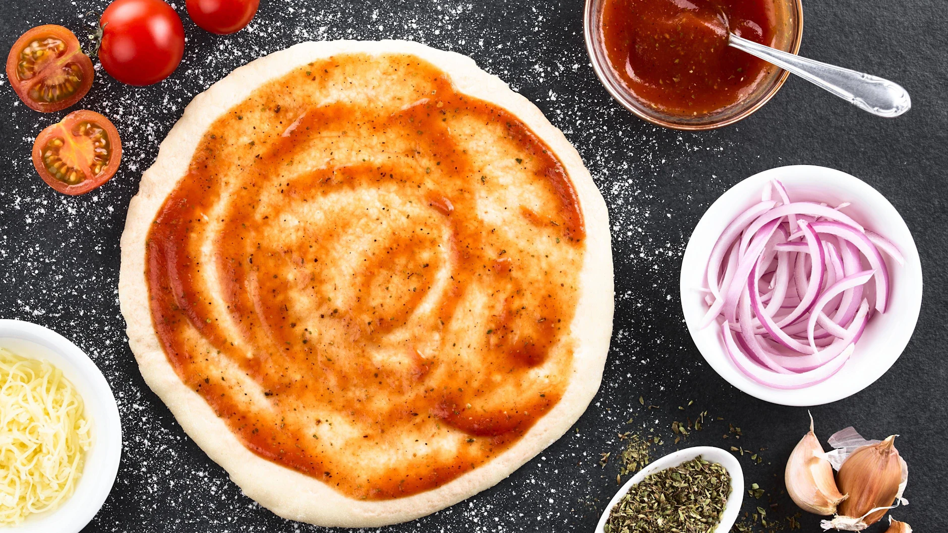 Perfekter Pizzateig mit nur 5 Zutaten: Mit diesem Rezept schmeckt‘s wie ...