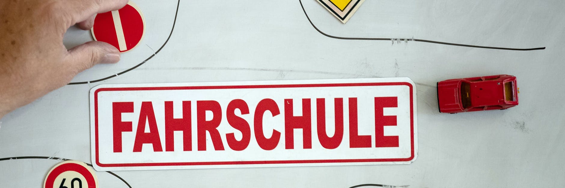 Der Theorie-Unterricht von Fahrschulen könnte bald vorrangig im Netz ablaufen. Fahrschulen wollen das verhindern.