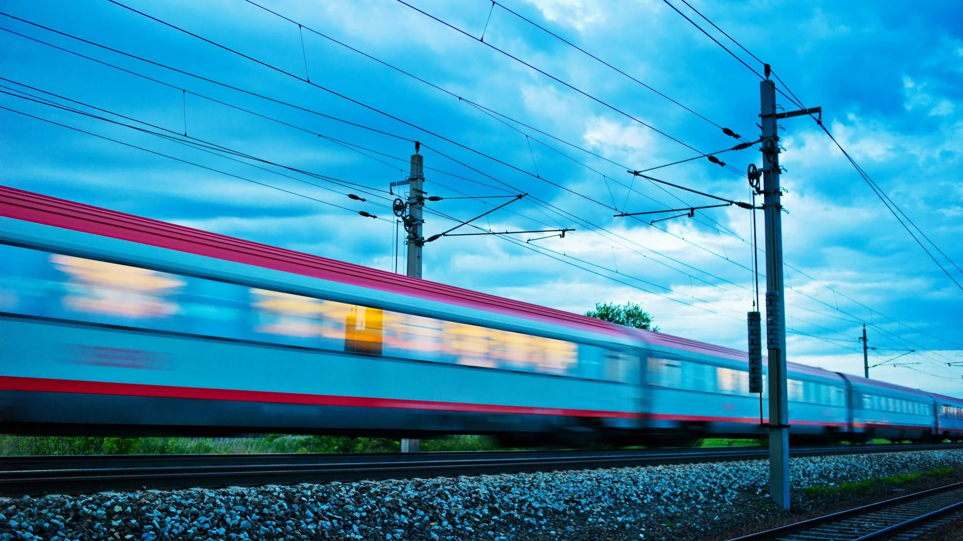 Ein Zug der Österreichischen Bundesbahnen, kurz ÖBB. Das Unternehmen ist der größte Player im europäischen Nachtzugverkehr. Der ÖBB-Nightjet fährt auch nach Berlin – von Wien und Zürich.