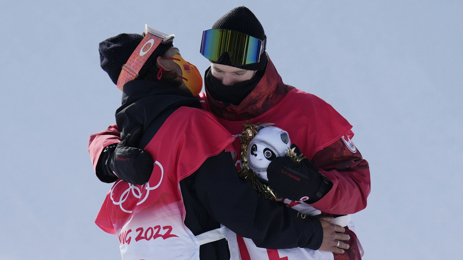 Die Kanadier Mark McMorris und Max Perrot (r.) kämpften um ihr Leben und gewannen in Peking bei Olympia Bronze und Gold im Slopestyle.