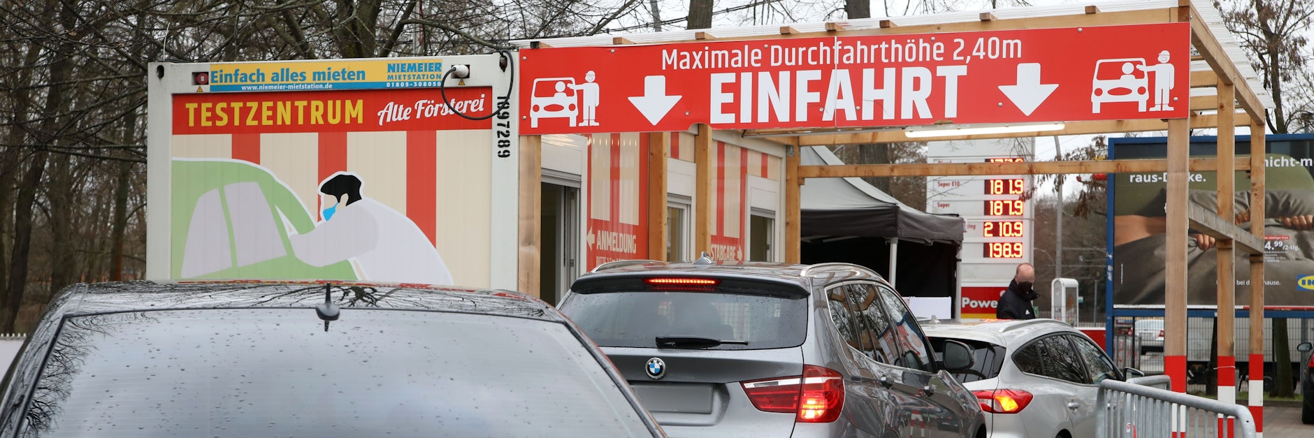 Im Testzentrum Alte Försterei des 1. FC Union in Köpenick kann man sich gleich im Auto auf Corona testen lassen.