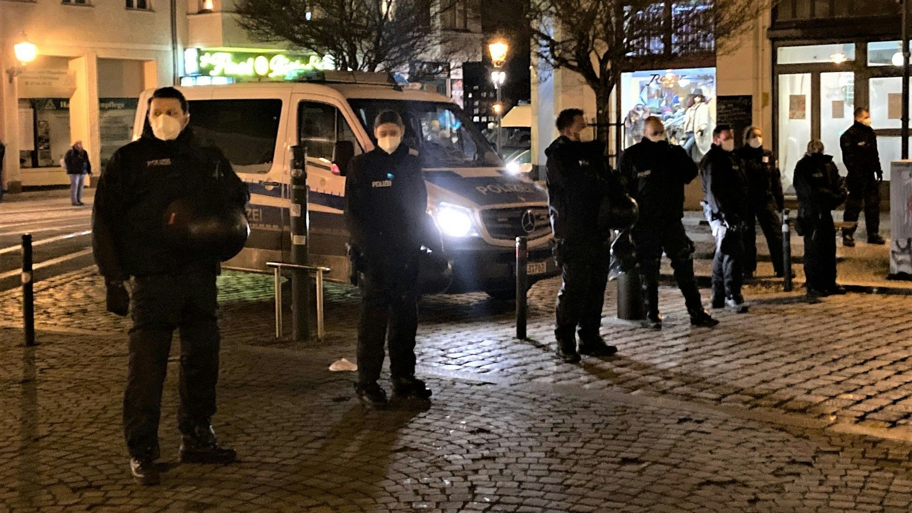 Polizisten sperren am Schlossplatz in Köpenick den Zugang zum Rathaus ab.