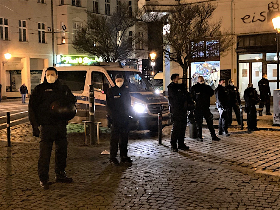 Polizisten sperren am Schlossplatz in Köpenick den Zugang zum Rathaus ab.