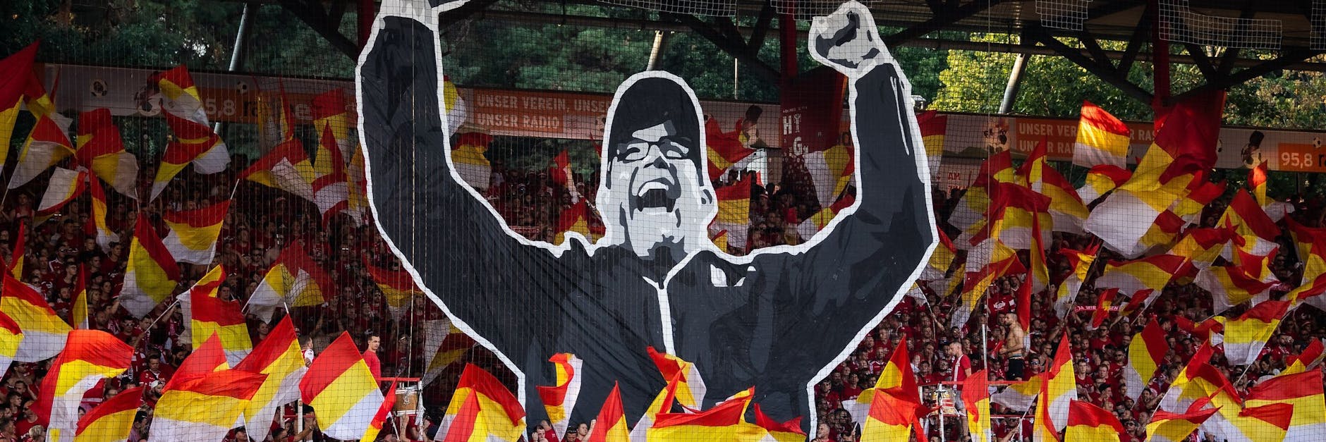 Filmreif: Die Waldseite sorgte 2019 vor dem ersten Bundesliga-Heimsieg und gegen den BVB mal wieder für eine beeindruckende Choreographie.