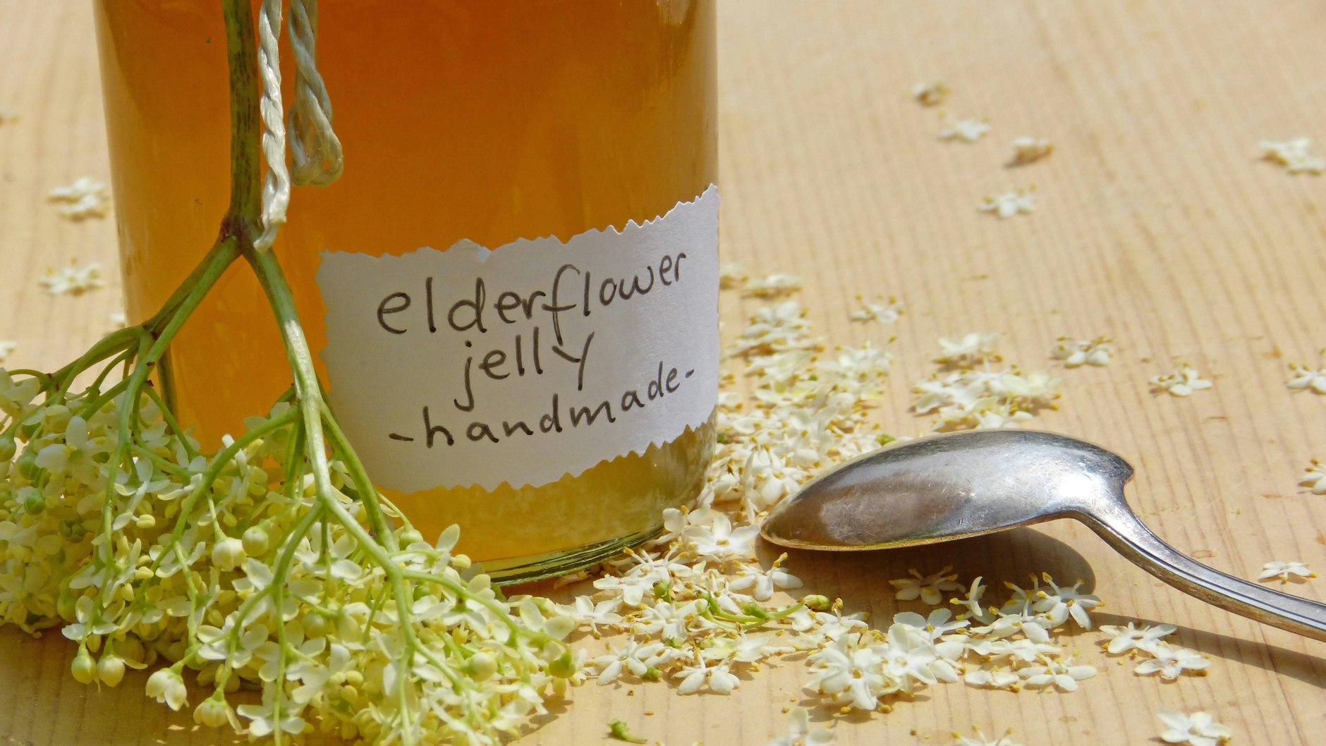 Hartnäckige Klebeetiketten von Gläsern entfernen mit diesem genialen Trick geht’s blitzschnell