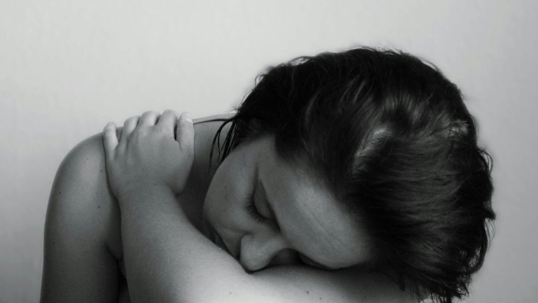 Starke Müdigkeit, anhaltende Kurzatmigkeit und kognitive Probleme sind nur einige Symptome von Long Covid. Auch Organe können durch eine schwere Corona-Erkrankung beschädigt werden.