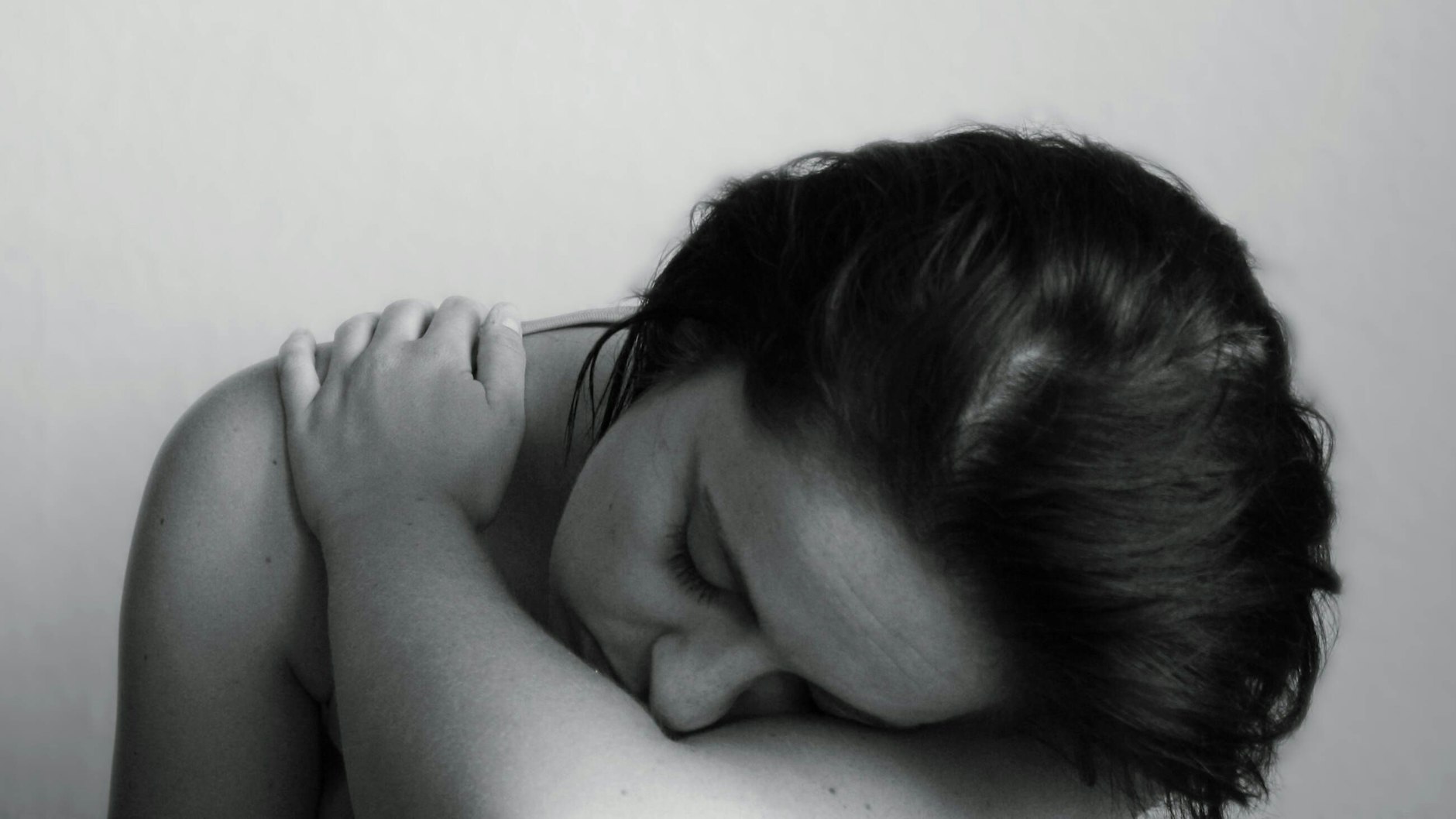 Starke Müdigkeit, anhaltende Kurzatmigkeit und kognitive Probleme sind nur einige Symptome von Long Covid. Auch Organe können durch eine schwere Corona-Erkrankung beschädigt werden.