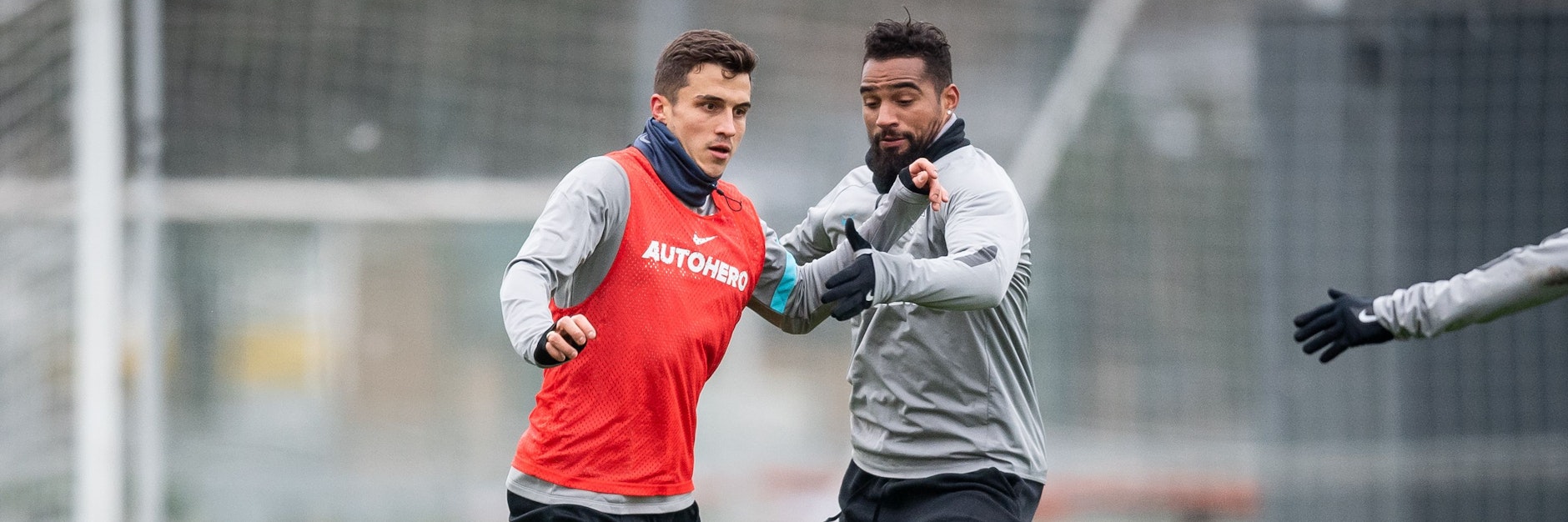 Marc Kempf (l.) und Kevin-Prince Boateng duellierten sich vergangene Woche im Hertha-Training. Nun liegen beide flach.