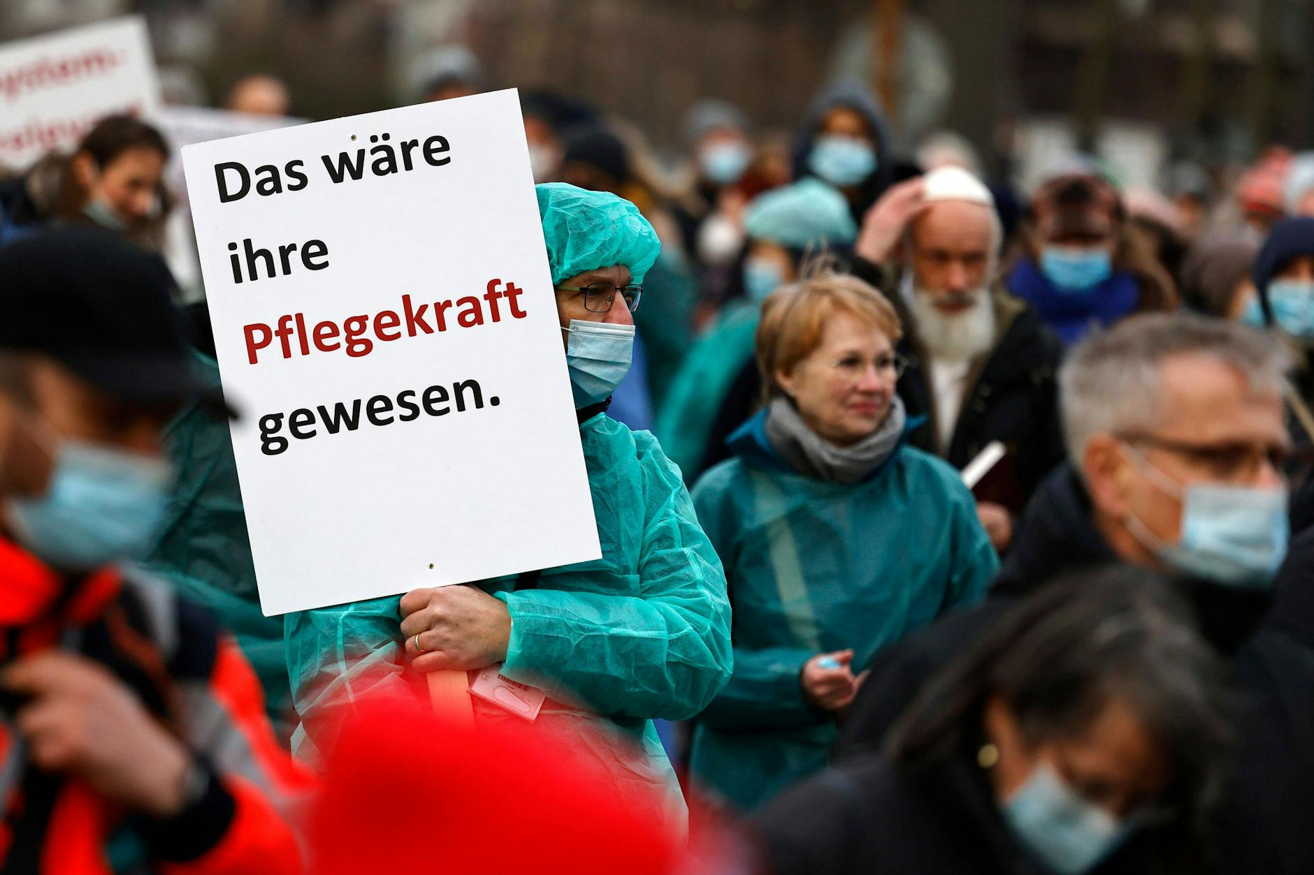Demo in Düsseldorf: Pflegekräfte bundesweit könnten durch die Impfpflicht im Gesundheitsbereich ihren Job verlieren – trotz der stark angespannten Personallage.