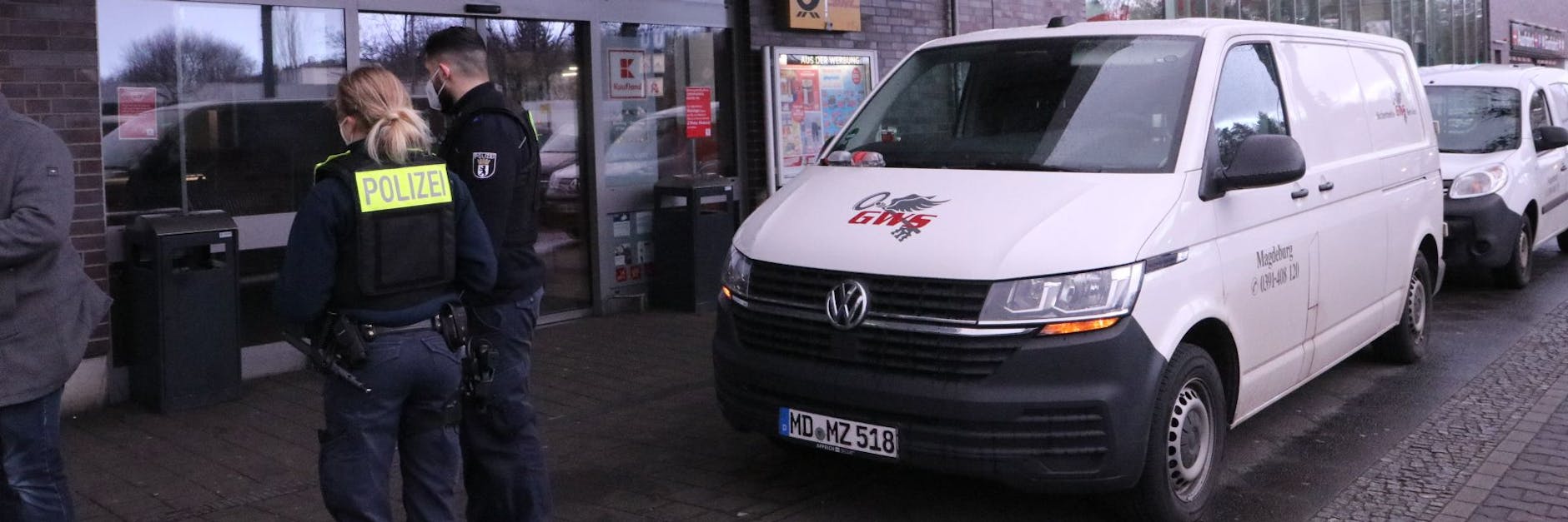 Die Polizei vor Ort: Der weiße Geldtransporter wurde vor der Kaufland-Filiale überfallen.