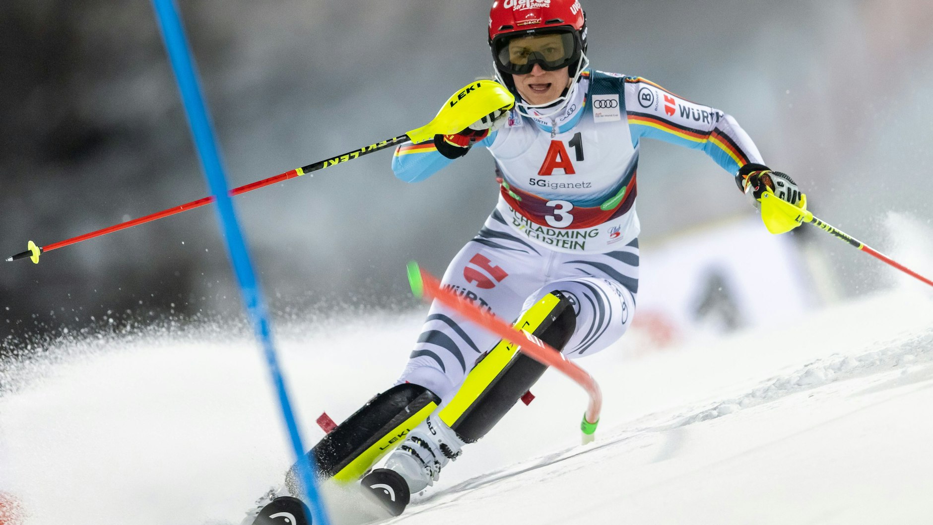 Lena Dürr hält bei Olympia in Peking die deutsche Fahne im Slalom hoch, verpasste Bronze nur ganz knapp.