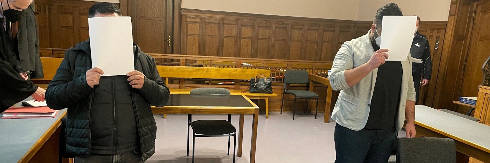 Die Angeklagten Özkan G. (30, r.) und Mehmet I. (40) am Dienstag in Berlin