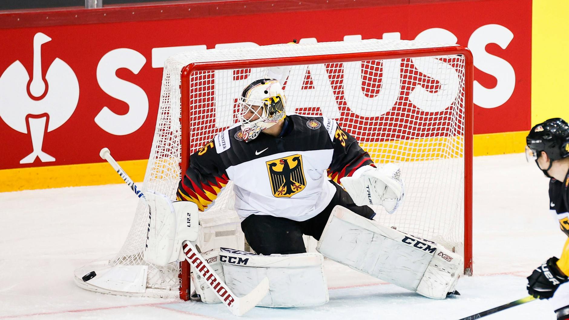 Eisbären-Goalie Mathias Niederberger soll bei Olympia zum „Drachen von Peking“ werden.