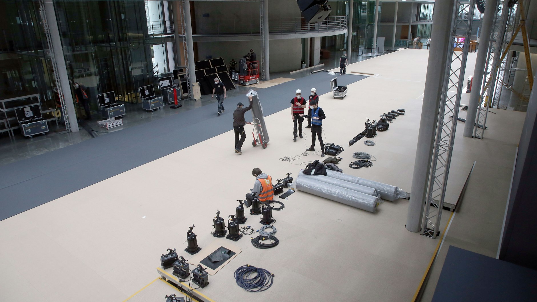 Es wird fleißig gewerkelt, um die Halle des nahezu 200 Meter langen Paul-Löbe-Hauses für einen Tag zum Ort der Bundespräsidentenwahl zu machen.