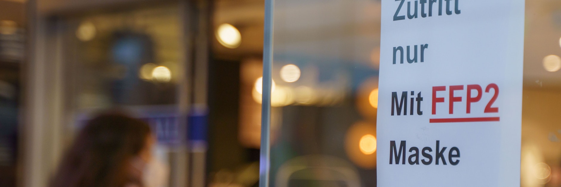 Ein Schild mit der Aufschrift „Zutritt nur mit FFP2-Maske“hängt am Eingang dieses Geschäfts.