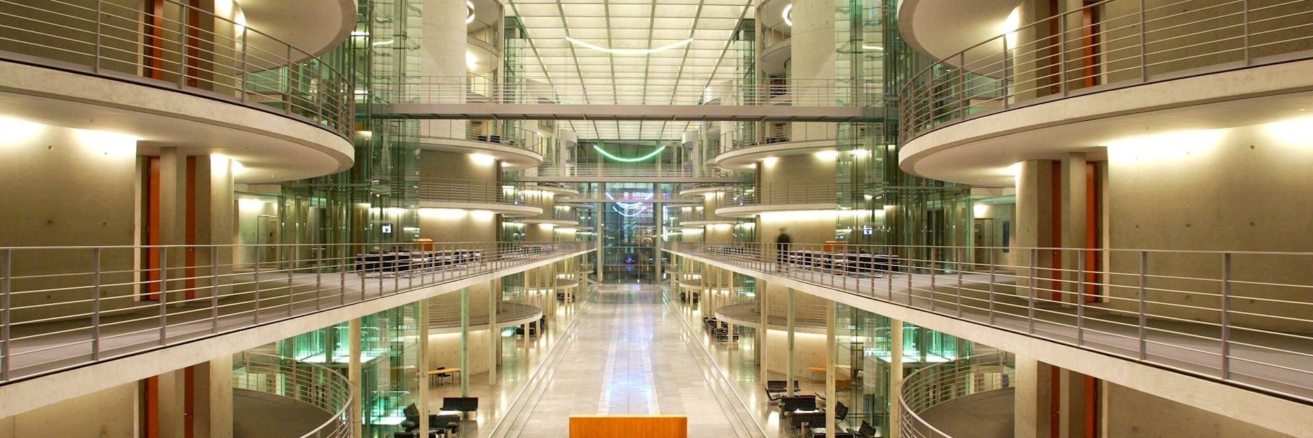 Die Halle des Paul-Löbe-Hauses: Gelinde schlauchförmig, aber groß genug für knapp 1500 Wähler des Bundespräsidenten.