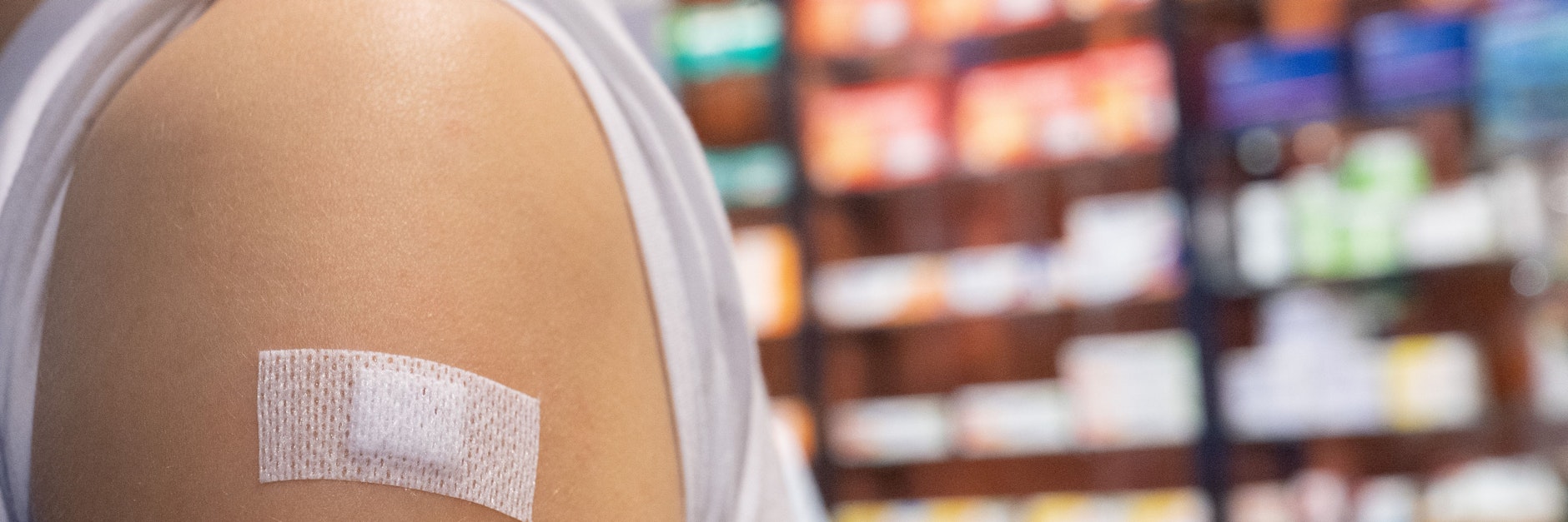 Schülerin Julia steht nach ihrer Impfung gegen das Coronavirus in der Apotheke, in der sie geimpft wurde.