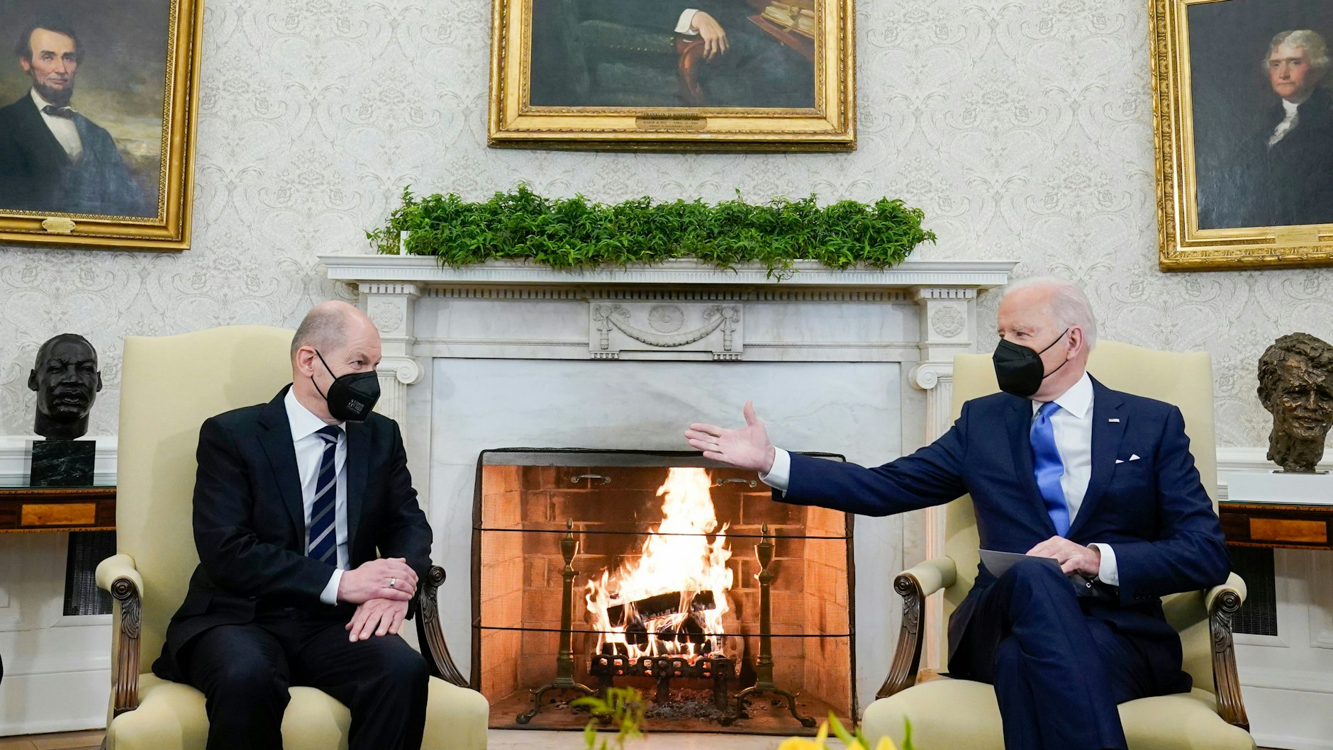 Kuschlig am Kamin: Olaf Scholz bei US-Präsident Joe Biden im Weißen Haus