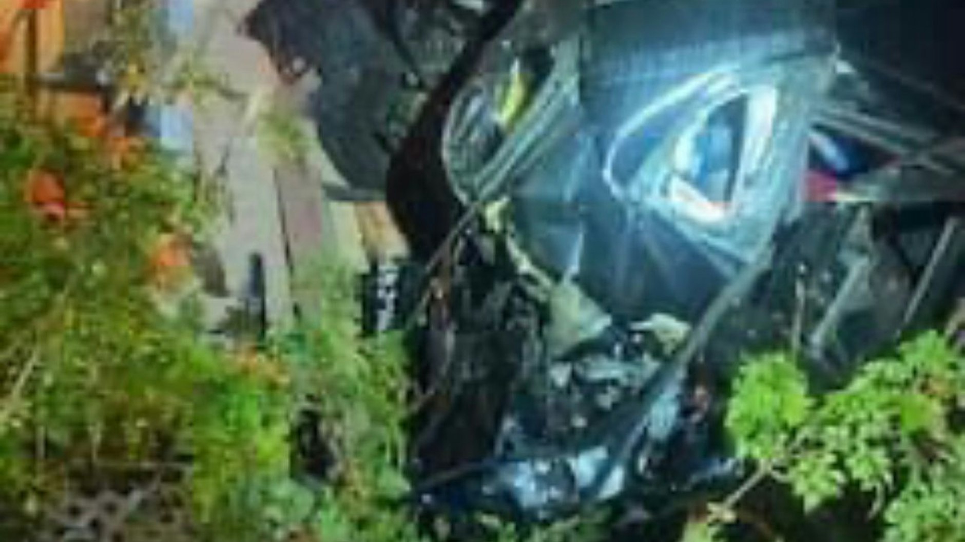 Der geklaute Wagen wurde von einem Zug gegen ein Haus geschleudert.