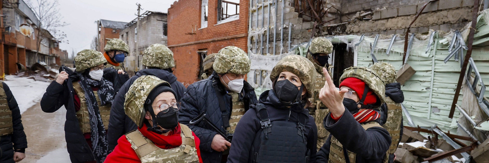In Ruinen: Annalena Baerbock im Dorf Schyrokyne an der Frontlinie zu den Separatistengebieten des ukrainischen Donbass
