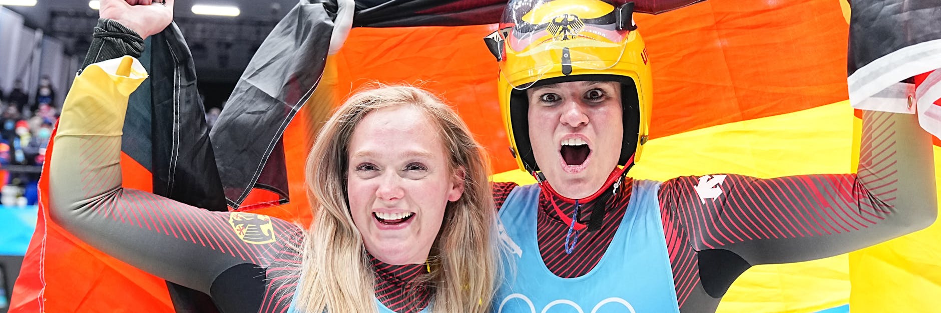 Deutscher Doppel-Erfolg im olympischen Eiskanal: Rodlerin Natalie Geisenberger (r.) jubelt über ihren Gold-Hattrick, Olympia-Debütantin Anna Berreiter gewann Silber.