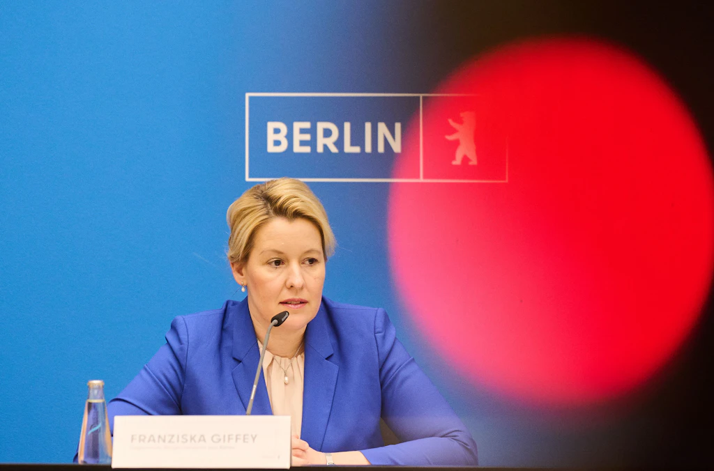 Corona in Berlin: Giffey hält an berufsbezogener Impfpflicht fest