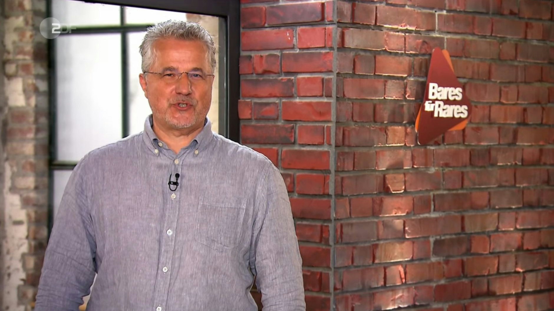 „Bares für Rares“-Kandidat Mike Rebbin will seinen Stier aus Bronze für möglichst viel Geld verkaufen.