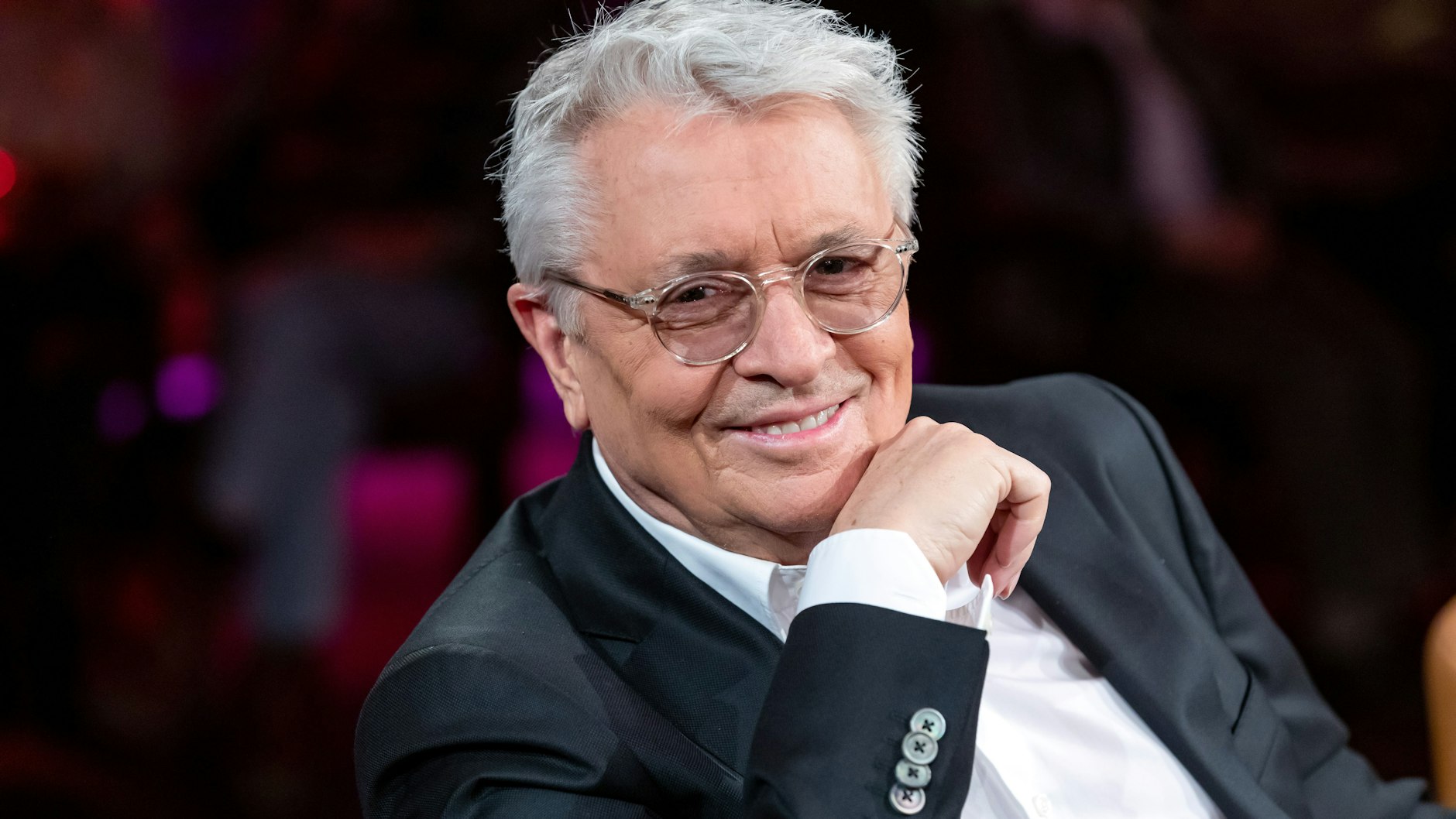 Henry Hübchen ist im Fernsehen in vielen Talk- und Quiz-Formaten präsent. Hier beim MDR „Riverboat“.