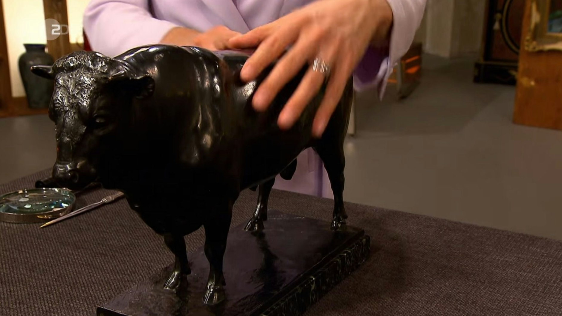 Gar nicht klein ist der Stier aus Bronze, der bei „Bares für Rares“ einen neuen Besitzer sucht.