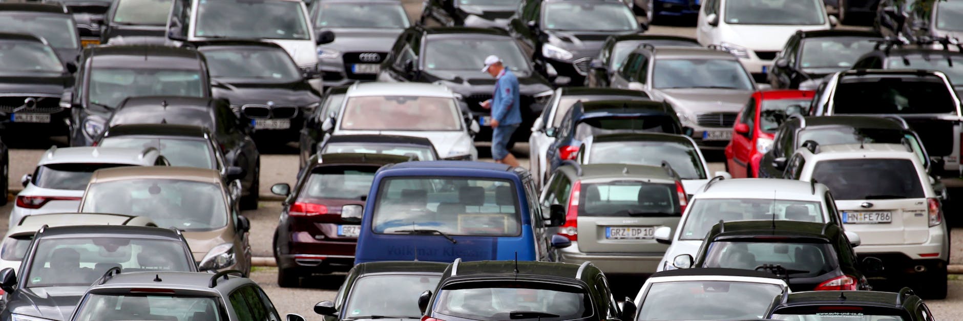 Gefährliches Gewusel: Auch auf dem Parkplatz müssen Autofahrer einen kühlen Kopf bewahren und dürfen andere beim Ein- und Aussteigen nicht gefährden.