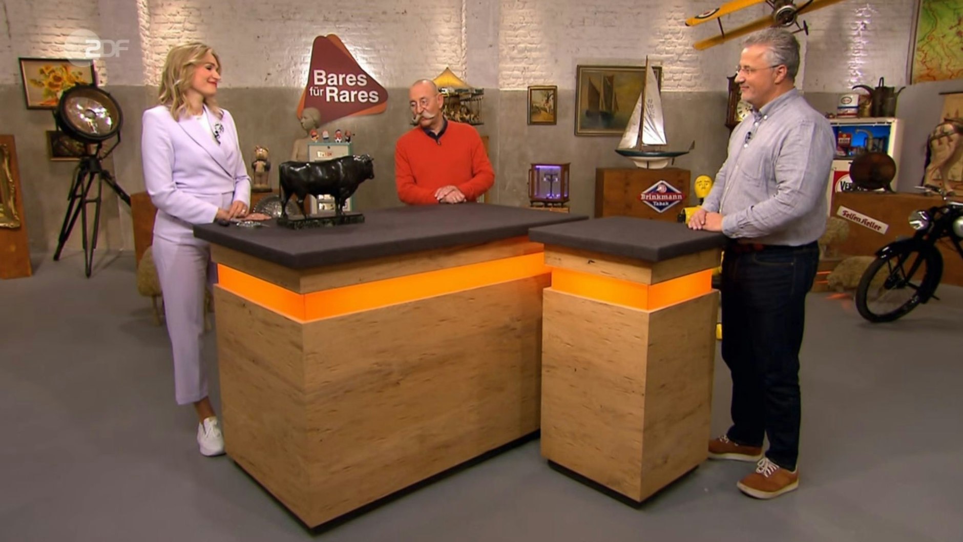 „Bares für Rares“-Expertin Dr. Bianca Berding ist begeistert von dem imposanten Stier aus Berlin, der in einem perfekten Zustand ist.