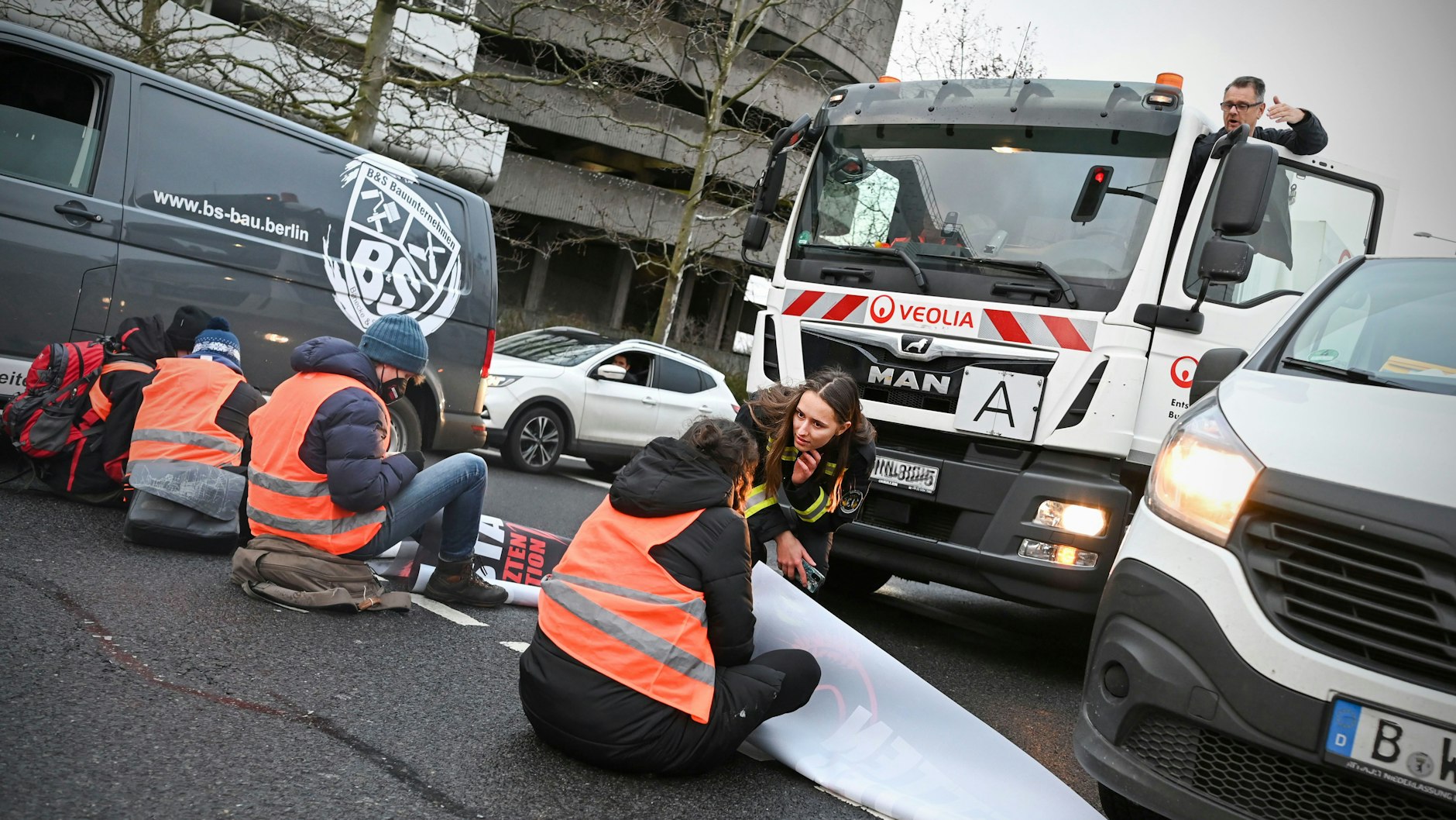 Eine Blockade an der Ausfahrt Messedamm  in Charlottenburg.